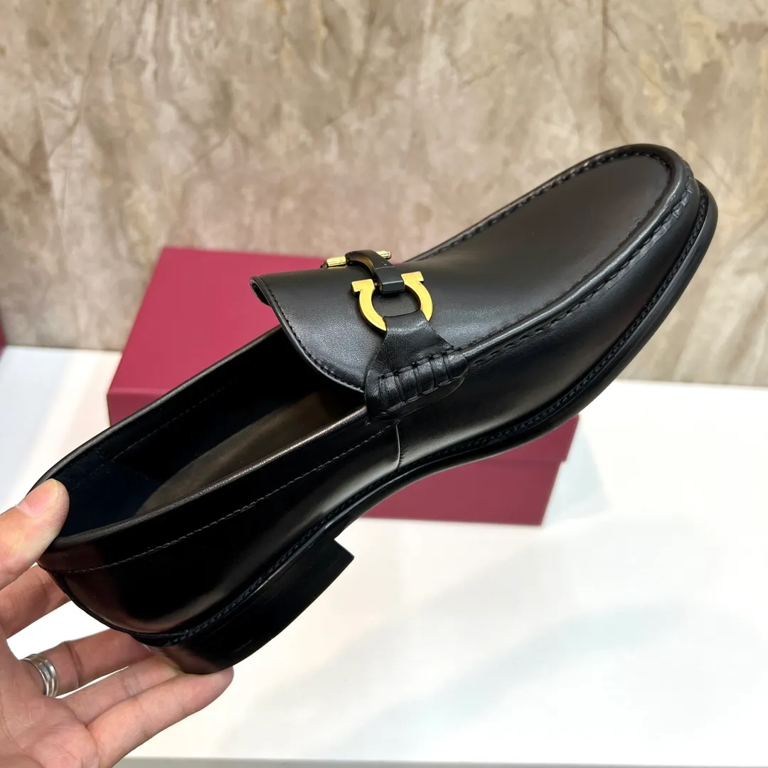 Original quality P580 Brand: Ferragamo Standard size: Men's size 38/44 (45 can be customized) Grade: Same style as the official website High-quality men's shoes Material: Customized first-layer calfskin with water-dyed cowhide lining Cowhide tiptoe Original non-slip and wear-resistant rubber outsole Style category: Men's formal business leather shoes Young and fashionable European and American trends British style Casual matching Comfortable feet Color: Actual picture
